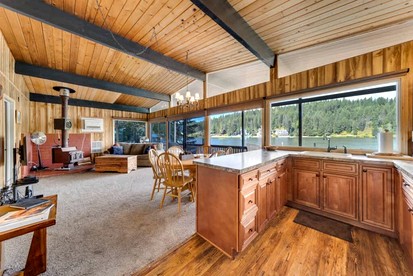 Secluded, Rustic Lakefront Home, Nestled on the Peaceful Shores of Lake Coeur d’Alene, Idaho - Coeur d'Alene, Idaho - glamping.directory