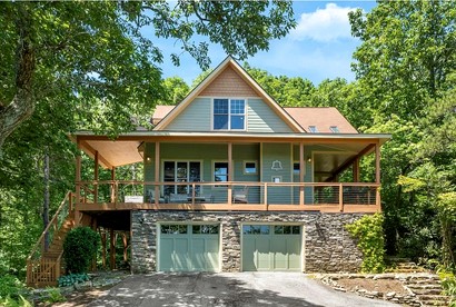 Luxurious Mountain Retreat with Wrap-Around Porches and Hot Tub, Near Asheville and Black Mountain, NC - Fairview, North Carolina - glamping.directory