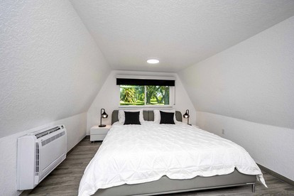 Lakeside Dome Retreat with Sun Deck & Lake Views | 2BR Rental in Clermont, Florida - Clermont, Florida - glamping.directory