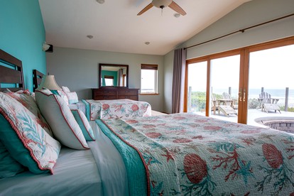Oceanfront Cabin with Two Outdoor Soaking Tubs in the Heart of Newport, Oregon - Newport, Oregon - glamping.directory