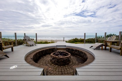 Oceanfront Cabin with Two Outdoor Soaking Tubs in the Heart of Newport, Oregon - Newport, Oregon - glamping.directory
