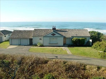 Oceanfront Cabin with Two Outdoor Soaking Tubs in the Heart of Newport, Oregon - glamping.directory
