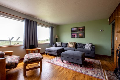 Oceanfront Cabin with Two Outdoor Soaking Tubs in the Heart of Newport, Oregon - Newport, Oregon - glamping.directory