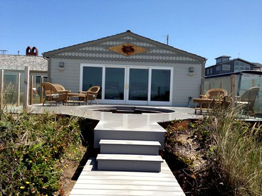Oceanfront Cabin with Two Outdoor Soaking Tubs in the Heart of Newport, Oregon - Newport, Oregon - glamping.directory