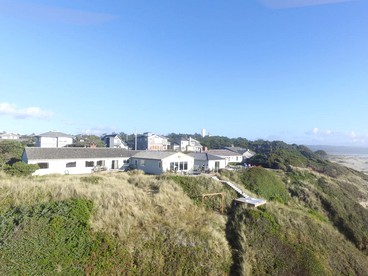 Oceanfront Cabin with Two Outdoor Soaking Tubs in the Heart of Newport, Oregon - Newport, Oregon - glamping.directory