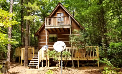 Romantic Log Cabin with Hot Tub near Cherokee National Forest, Tennessee - glamping.directory