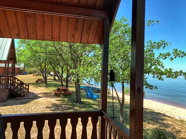 Unwind at Lake Buchanan: Charming Cabin, Panoramic Views, Outdoor Activities & Vineyards in Texas - Buchanan Dam , Texas - glamping.directory
