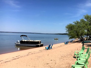 Unwind at Lake Buchanan: Charming Cabin, Panoramic Views, Outdoor Activities & Vineyards in Texas - Buchanan Dam , Texas - glamping.directory