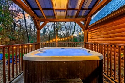 Modern Rustic Cabin with Hot Tub & Loft, Near Shops in Broken Bow, OK - Broken Bow, Oklahoma - glamping.directory
