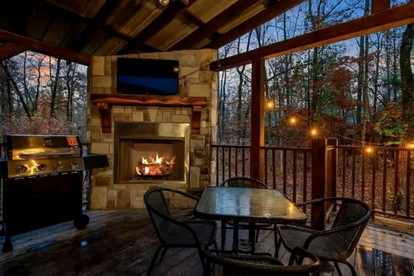 Modern Rustic Cabin with Hot Tub & Loft, Near Shops in Broken Bow, OK - Broken Bow, Oklahoma - glamping.directory