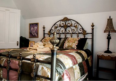 Beautiful Bed and Breakfast for a Romantic Getaway in Southern Montana - Hungry Horse, Montana - glamping.directory