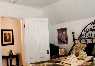 Beautiful Bed and Breakfast for a Romantic Getaway in Southern Montana - Hungry Horse, Montana - glamping.directory