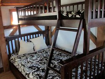 Cozy Family-Friendly Cabin Rental at Bed and Breakfast in Jeffersonville, New York - Jeffersonville, New York - glamping.directory