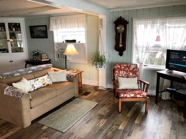 Charming Pet-Friendly Cottage Seconds from Lake near Rochester, New York - Torrey, Utah - glamping.directory