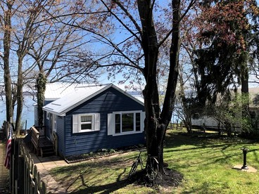 Charming Pet-Friendly Cottage Seconds from Lake near Rochester, New York - glamping.directory