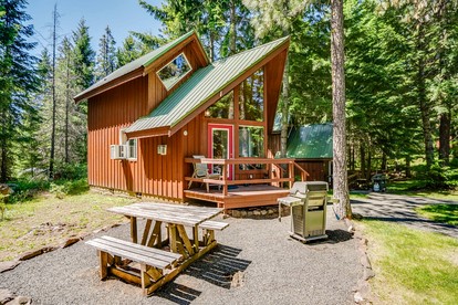 Bright and Open Cabin with Huge Windows near Hood River, Washington - Trout Lake, Washington - glamping.directory