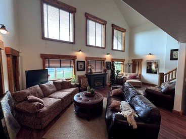 Mountain Cabin with Lake Views and Hot Tub Near Palisades Reservoir, Idaho - Irwin, Idaho - glamping.directory