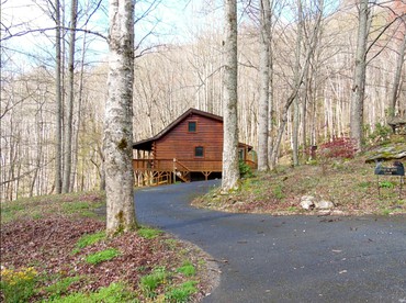Gorgeous Log Cabin Rental with Easy Mountain Access in Maggie Valley, North Carolina - Maggie Valley, North Carolina - glamping.directory