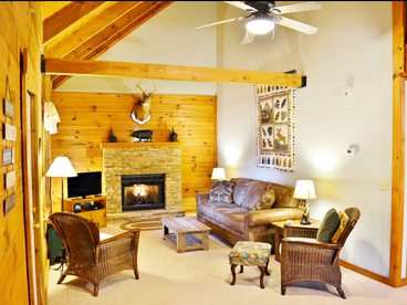 Gorgeous Log Cabin Rental with Easy Mountain Access in Maggie Valley, North Carolina - Maggie Valley, North Carolina - glamping.directory