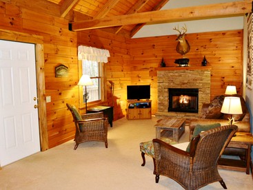 Gorgeous Log Cabin Rental with Easy Mountain Access in Maggie Valley, North Carolina - Maggie Valley, North Carolina - glamping.directory
