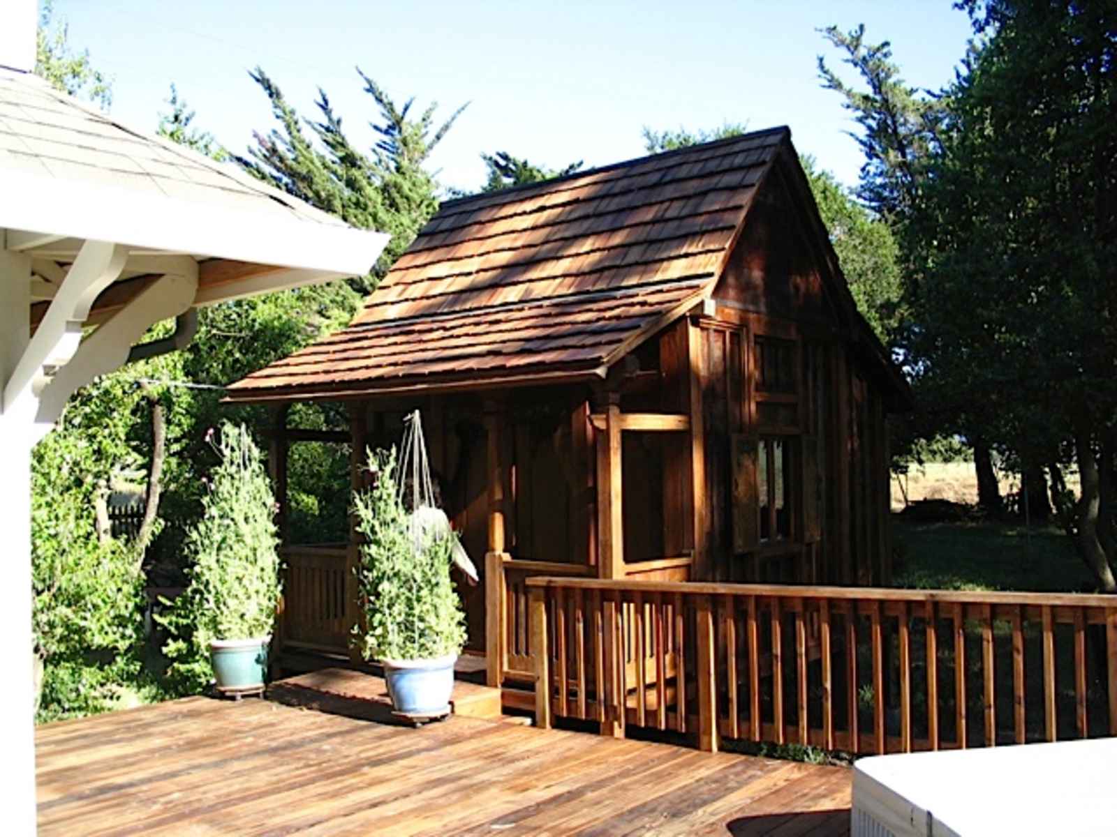 Swallowtail Historic Art Studio - Petaluma, California - glamping.directory