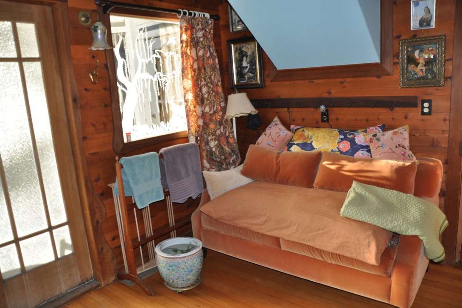 Swallowtail Historic Art Studio - Petaluma, California - glamping.directory