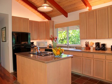 Bright Tropical Retreat Perfect for Honeymooners on Kauai, Hawaii - Hanalei, Hawaii - glamping.directory