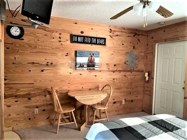 Cozy Cabin in the Ozarks of Arkansas, Perfect for a Weekend of Hiking and Fishing on the Beautiful White River - Mountain View, Arkansas - glamping.directory