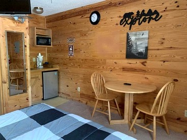 Cozy Cabin in the Ozarks of Arkansas, Perfect for a Weekend of Hiking and Fishing on the Beautiful White River - Mountain View, Arkansas - glamping.directory