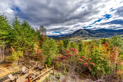 Smoky Mountain Views Cabin in Sevierville, Tennessee for Family Glamping - Sevierville, Tennessee - glamping.directory