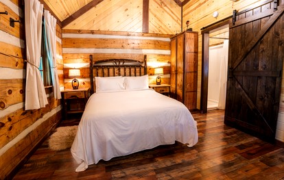 Rustic Wooden Cabin with Hot-tub in Riverton, West Virginia - Riverton, West Virginia - glamping.directory