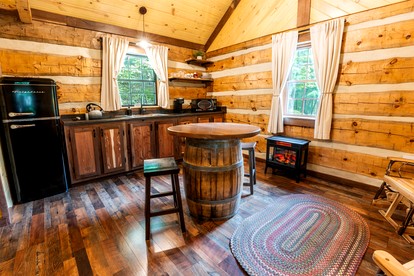 Rustic Wooden Cabin with Hot-tub in Riverton, West Virginia - Riverton, West Virginia - glamping.directory