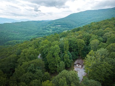Rustic Wooden Cabin with Hot-tub in Riverton, West Virginia - Riverton, West Virginia - glamping.directory