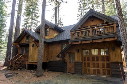 Stately Luxury Cabin Rental with a Fireplace near Northstar Resort, California - Truckee, California - glamping.directory