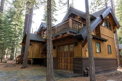 Stately Luxury Cabin Rental with a Fireplace near Northstar Resort, California - Truckee, California - glamping.directory