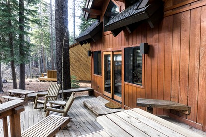 Stately Luxury Cabin Rental with a Fireplace near Northstar Resort, California - Truckee, California - glamping.directory