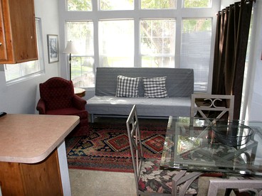 Cozy Cottage Rental for Eight with Lake Views in New Braunfels, Texas - New Braunfels, Texas - glamping.directory