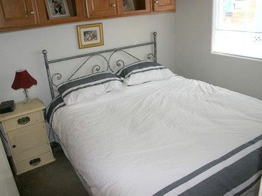 Cozy Cottage Rental for Eight with Lake Views in New Braunfels, Texas - New Braunfels, Texas - glamping.directory