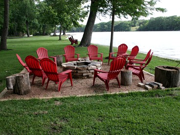 Cozy Cottage Rental for Eight with Lake Views in New Braunfels, Texas - New Braunfels, Texas - glamping.directory