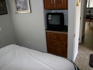 Cozy Cottage Rental for Eight with Lake Views in New Braunfels, Texas - New Braunfels, Texas - glamping.directory
