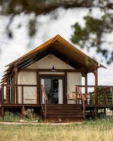Spectacular Cottage with Swimming Pool in Fredericksburg, Texas - Fredericksburg, Texas - glamping.directory