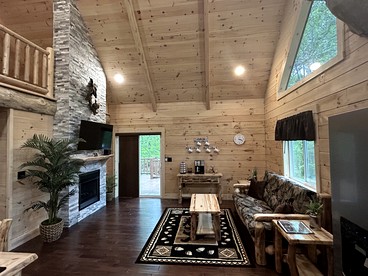 Fantastic Secluded Cabin with Fire Pit and Hot-tub in Campbellsville, Kentucky - Campbellsville, Kentucky - glamping.directory