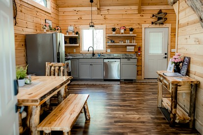 Fantastic Secluded Cabin with Fire Pit and Hot-tub in Campbellsville, Kentucky - Campbellsville, Kentucky - glamping.directory