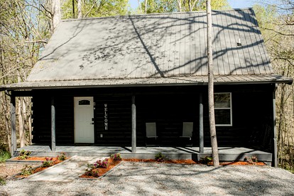 Fantastic Secluded Cabin with Fire Pit and Hot-tub in Campbellsville, Kentucky - Campbellsville, Kentucky - glamping.directory