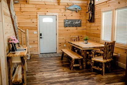 Fantastic Secluded Cabin with Fire Pit and Hot-tub in Campbellsville, Kentucky - Campbellsville, Kentucky - glamping.directory