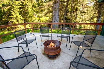Delightful Glamping Vintage Trailer Rental near the Ocean, Waldport, Orego - Waldport, Oregon - glamping.directory