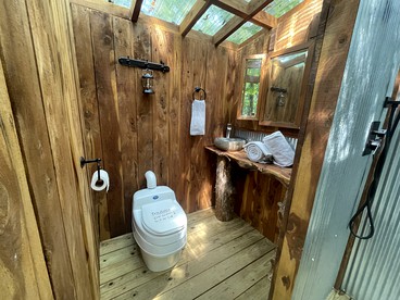 Vintage Caravan Rental for Exploring the Great Outdoors in Cassville, Missouri - Cassville, Missouri - glamping.directory