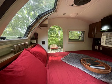 Vintage Caravan Rental for Exploring the Great Outdoors in Cassville, Missouri - Cassville, Missouri - glamping.directory
