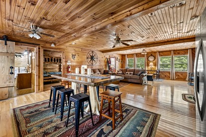 Secluded Luxury Cabin with Hot Tub, Arcade, and Fireplace near Great Smoky Mountains, Tennessee - Cosby, Tennessee - glamping.directory
