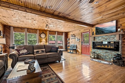 Secluded Luxury Cabin with Hot Tub, Arcade, and Fireplace near Great Smoky Mountains, Tennessee - Cosby, Tennessee - glamping.directory